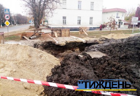 Міськрада продовжує тримати людей в режимі "без води"