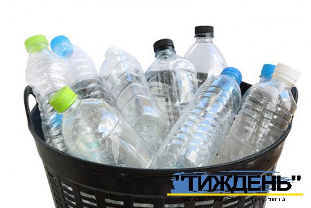 Стало известно, почему нельзя пить воду из пластиковых бутылок дважды