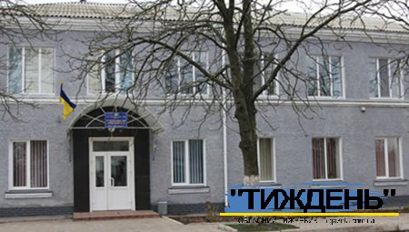 Тростянецький суд відмовив у скасуванні штрафу за продаж пляшки вина неповнолітньому юнакові