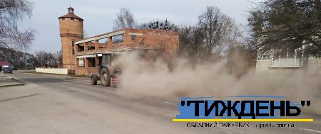 Прибирання у Тростянці часом перетворюється на «піщані бурі»