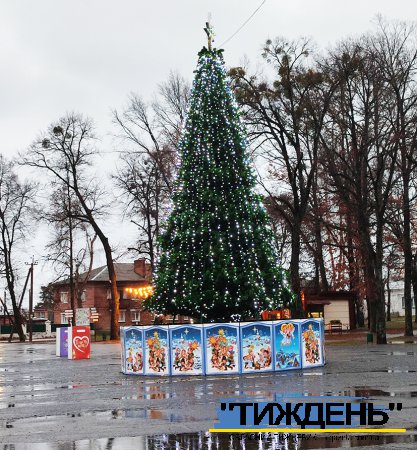 У Тростянці на Вічевій площі встановили головну новорічну ялинку громади