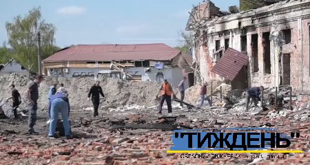 У Тростянці на зруйнованій ворогом привокзальній площі волонтери і ДСНС провели прибирання