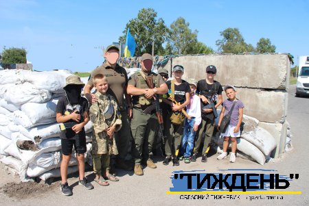 Тростянецькі школярі привітали бійців ЗСУ зі святом на блок-постах Національної гвардії України