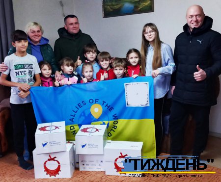 Місцеві благодійники і заокеанські донори передали солодощі дітлахам з малозабезпечених сімей Охтирщини