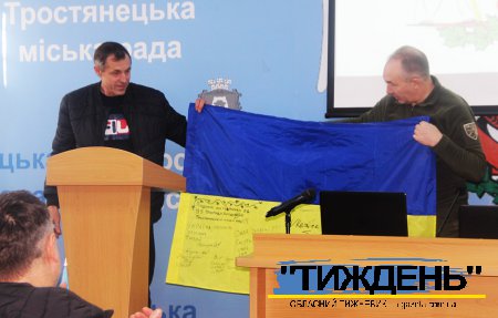 Бійці 93-ї бригади "Холодний яр" передали Тростянецькій громаді розписаний національний прапор