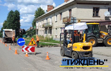 Ремонт автотраси у Тростянці почали з лаштування на ній місця для велодоріжки