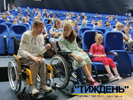 Діти з інвалідністю стали телеведучими на великих екранах кінотеатрів столиці