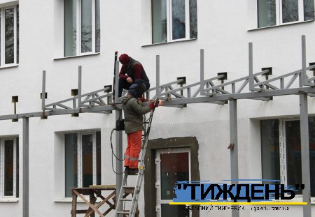 Пошкоджену росіянами Тростянецьку лікарню будівельники обіцяють відновити до кінця цього року