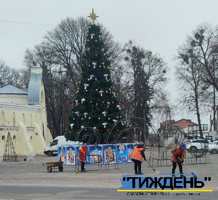 На центральній площі Тростянця встановили і прикрасили новорічну ялинку