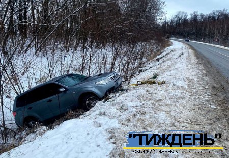 На  слизькій автотрасі під селом Боголюбове автівка зіскочила у кювет