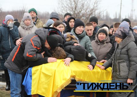 У Тростянці провели в останню дорогу загиблого воїна Дениса Синявського