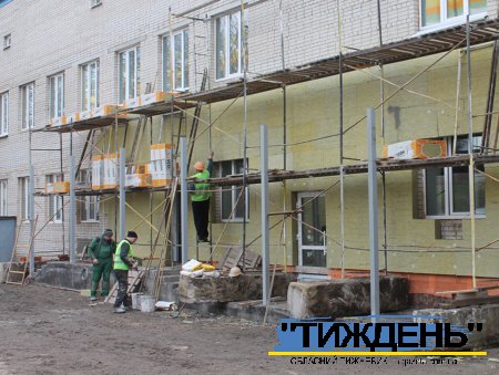Служба відновлення та розвитку інфраструктури активізувала відновлення лікарні в Тростянці