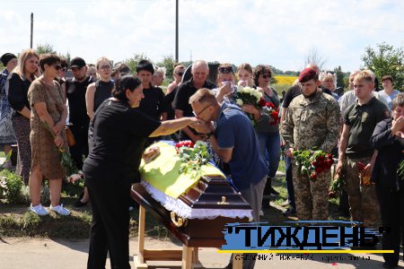 Тростянець попрощався з загиблим на війні бойовим медиком Романом Риженком
