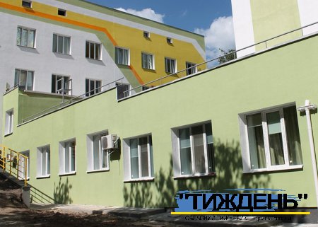 В рамках урядового проєкту у  Тростянці триває відновлення корпусів лікарні
