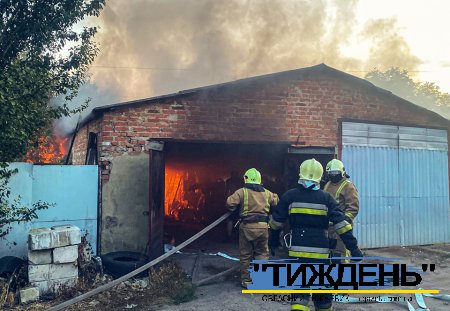 У Тростянці горів гараж: рятувальники 45 хвилин ліквідовували загоряння