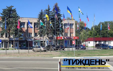 18 прапорів держав і міст світу замайоріли на Площі дружби у Тростянці
