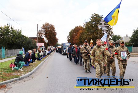Тростянчани на колінах віддали шану захиснику Сергію Ващуку