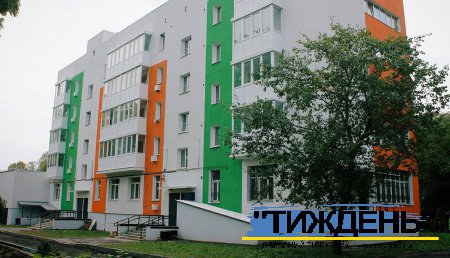 Завершується відновлення розбитої орками багатоповерхівки по Нескучанській у Тростянці