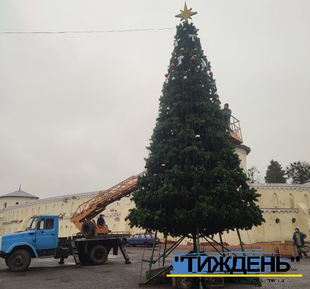Центральну площу Тростянця прикрасили новорічною зеленою красунею
