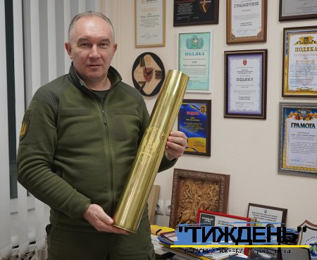 Подяка за натхнення: військові подарували Тростянецькій громаді гільзу від снаряду з бойової артсистеми