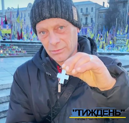 Тростянецький волонтер передав для патріотичного аукціону вироби з решток підбитих російських танків