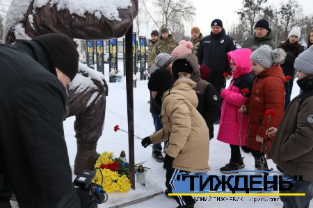Символ пам`яті і вдячності: у Тростянці діти долучилися до церемонії вшанування Героїв Небесної Сотні