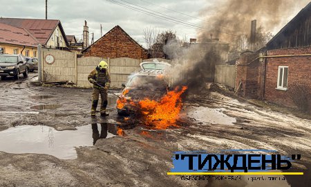 У Тростянці пожежні гасили охоплений вогнем легковий автомобіль