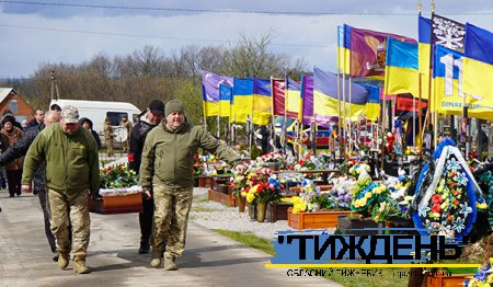 У Тростянці на Алеї слави центрального кладовища поховали захисника Дмитра Кондєєва