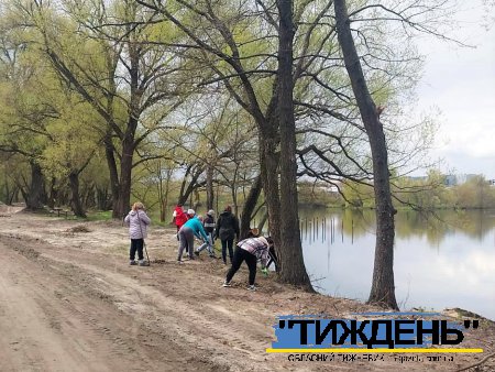 Готуючись до пляжного сезону на "Червоному" провели толоку