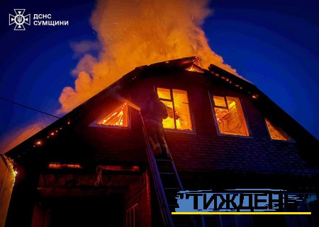 Ворог наніс удар по житловому сектору Тростянця: рятувальники ліквідували пожежу