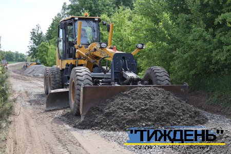 В Тростянецькій громаді продовжили ремонт грунтової дороги, яка стала кращою за асфальтову