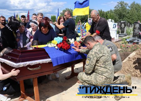 НАВІКИ 32: ТРОСТЯНЕЦЬКА ГРОМАДА ПОПРОЩАЛАСЯ З АНДРІЄМ СВЯТУШЕНКОМ