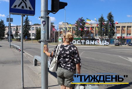 У Тростянці на перехресті в центрі міста запрацював пішохідний світлофор із сенсорним керуванням на вимогу