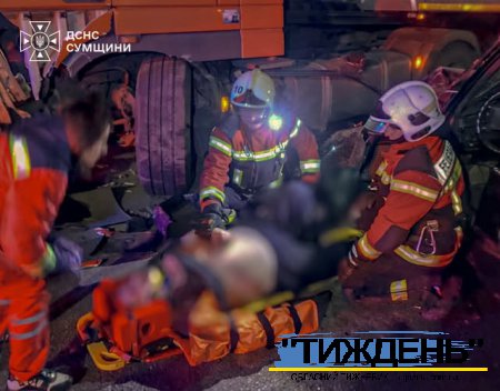 У Тростянці людину рятували з понівеченої в ДТП автівки